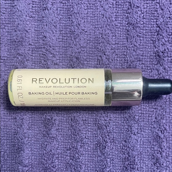 Revolution Other - Revolution Baking Oil Hydrating Primer - Clear / Silver Cap